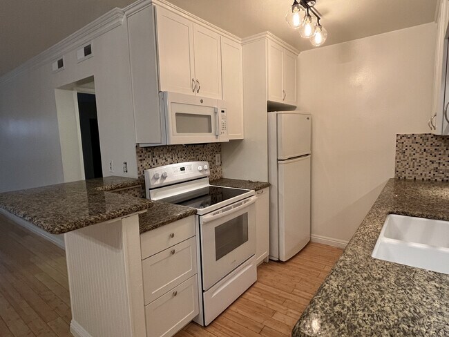 Foto del edificio - 552 N Bellflower Blvd