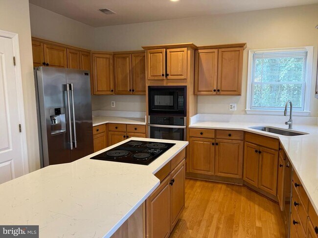 Building Photo - 9425 Spruce Tree Cir
