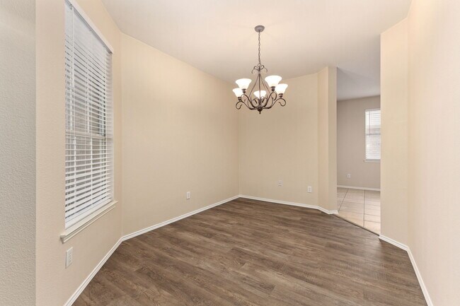 Foto del edificio - 3905 Hawkins Dr
