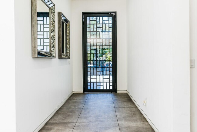 Foto del edificio - 742 N Cherokee Ave