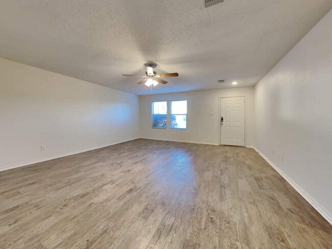 Building Photo - 3912 Fox Run Dr