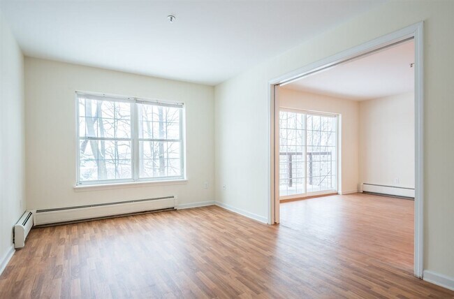 Building Photo - Gorgeous 3 BR Condo HEAT INCLUDED & Pool