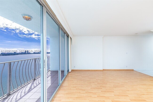Foto del edificio - 7601 E Treasure Dr