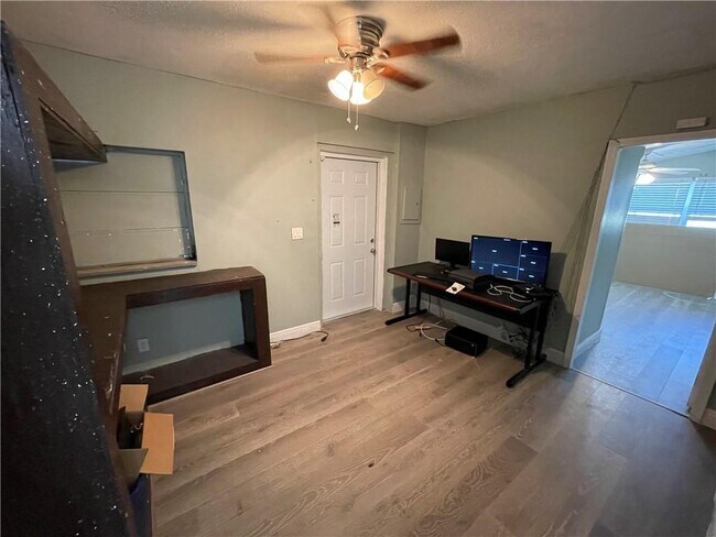 Foto del edificio - 6537 Pines Pkwy