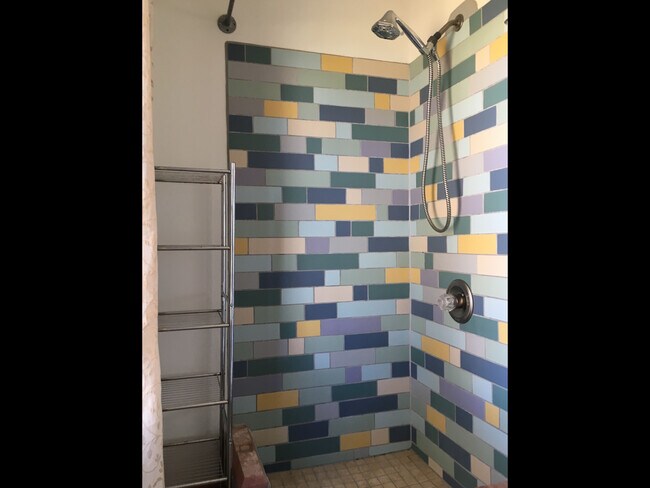 Ducha - 3804 N Valley Dr