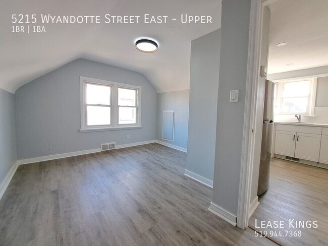 Building Photo - UPDATED UPPER IN RIVERSIDE WITH GARAGE AND...