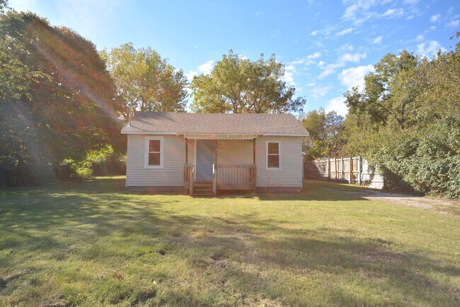 Building Photo - Recently Remodeled 4 Bedroom 1 Bathroom Av...