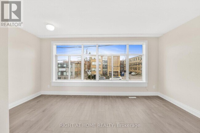 Photo du bâtiment - 1698a Eglinton Ave W