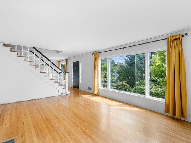 Foto del edificio - Sprawling 6 bed / 3.5 bath Home in Hillsda...