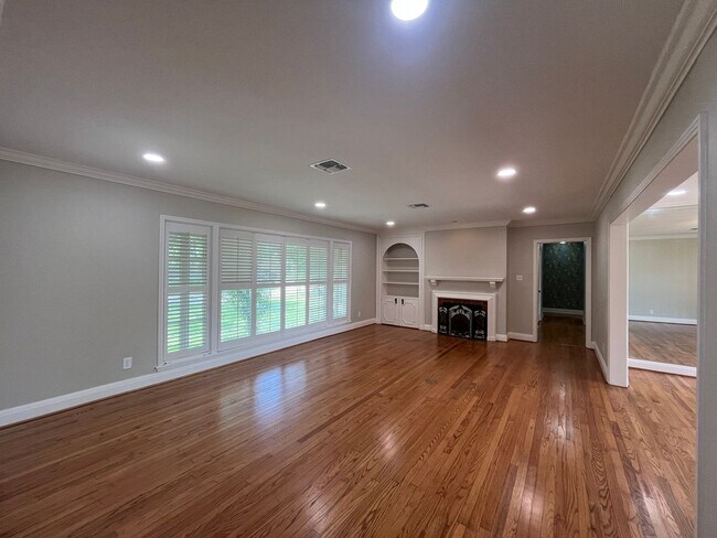 Foto del edificio - UPDATED HOME IN LAMAR PARK!!