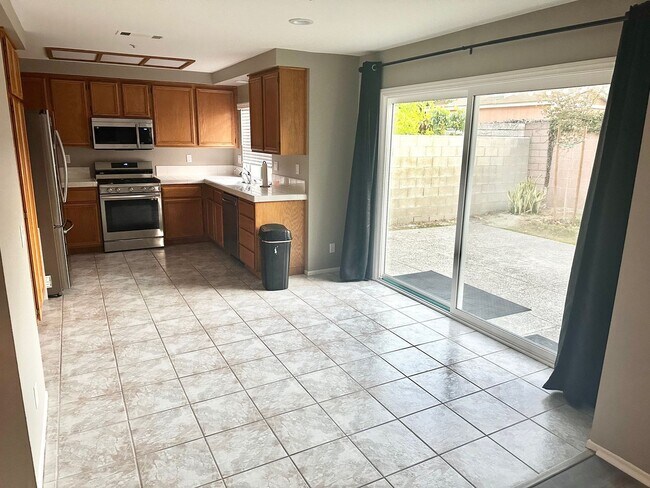 Building Photo - Gorgeous 4 Bed 3 Bath in Anaheim!