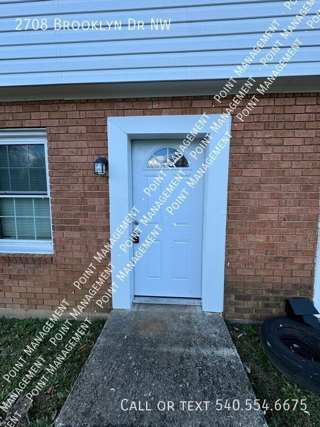 Building Photo - 2 Bedroom 1 Bath Townhome!