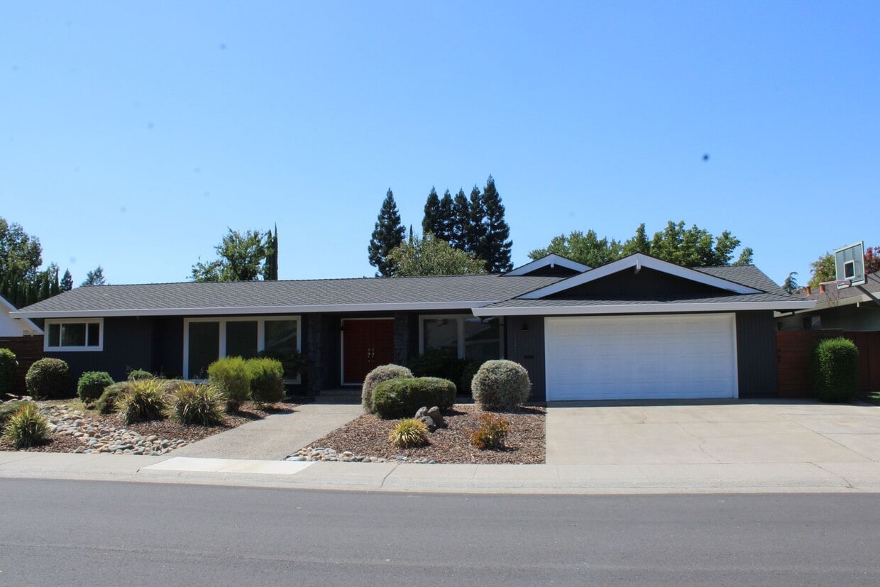 Primary Photo - 121 Westcott Way