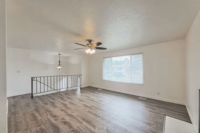 Building Photo - **Coming Soon** 5 bd/ 2 bath Home!