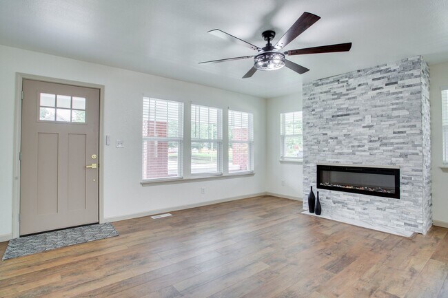 Foto del edificio - 1324 W Maine St