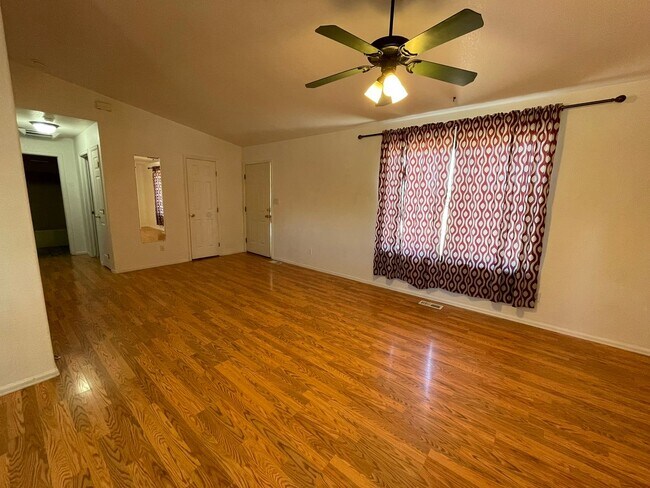 Foto del edificio - 429 S Oak Creek Dr