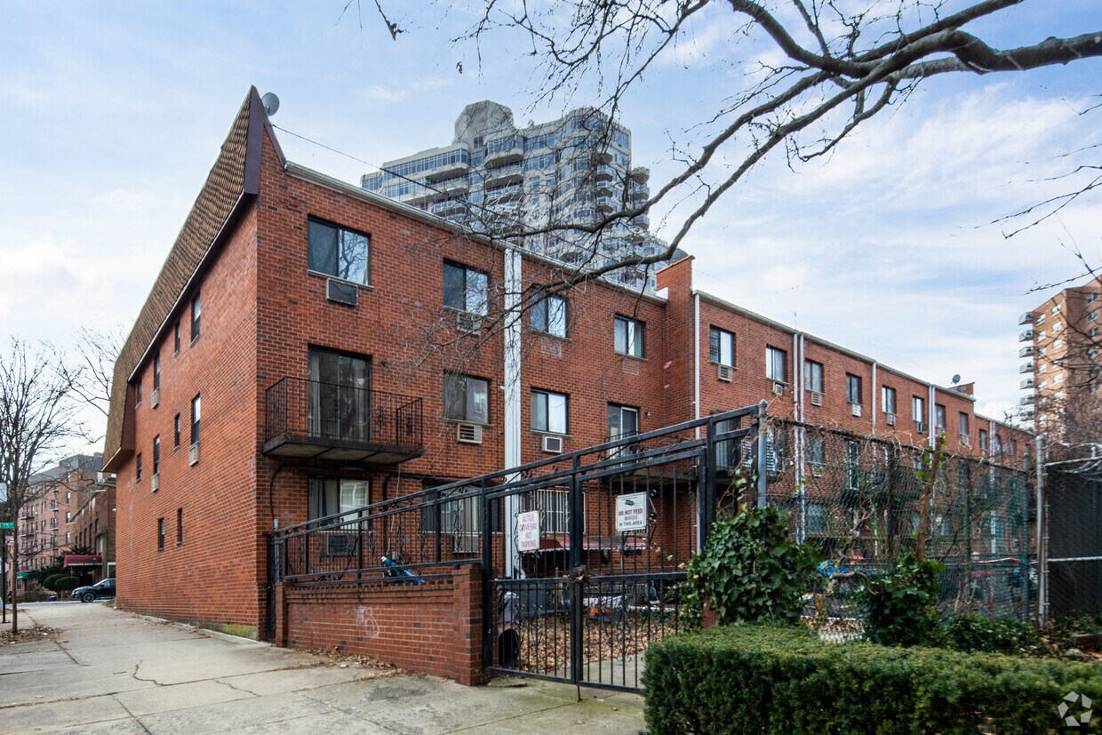 Building Photo - 112-31 75th Ave