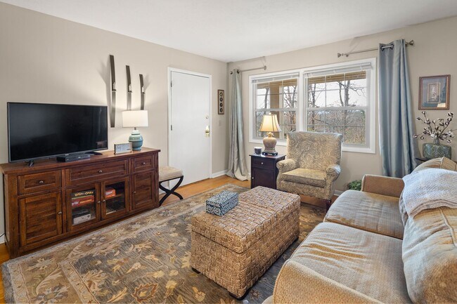 Building Photo - Two Bedroom Apartment - Great North Ashevi...