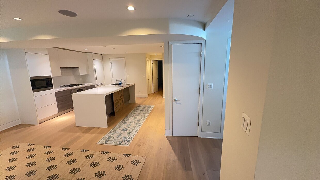 Foto del edificio - Luxurious 2 Bed 2 Bath Garden Level Condo ...