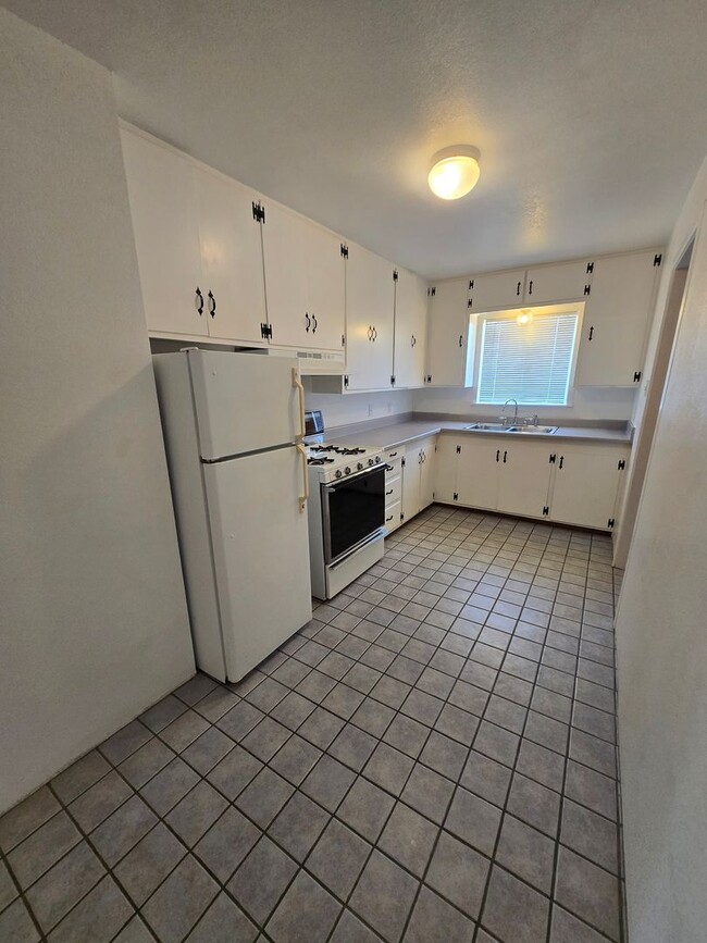Building Photo - 2BD/1 BA Duplex
