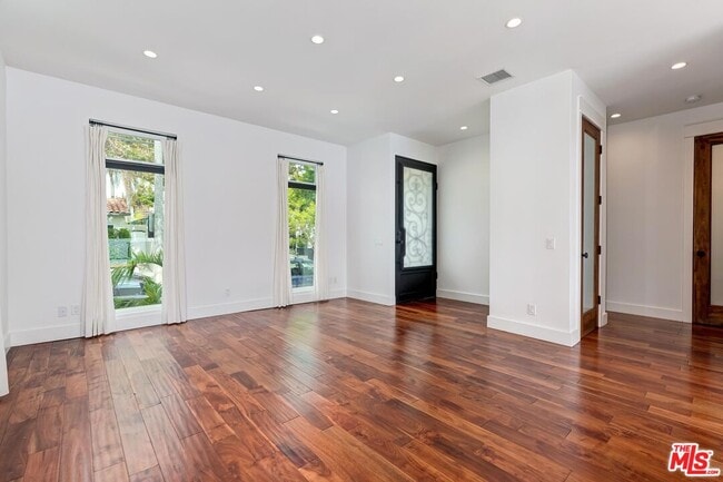 Foto del edificio - 7270 Waring Ave