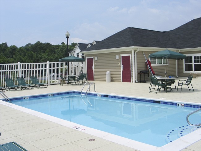 Piscina y terraza - Woodbridge Commons Apartments