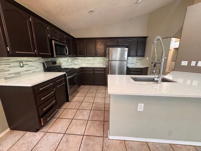 Building Photo - 9701 Tapatio Dr NW