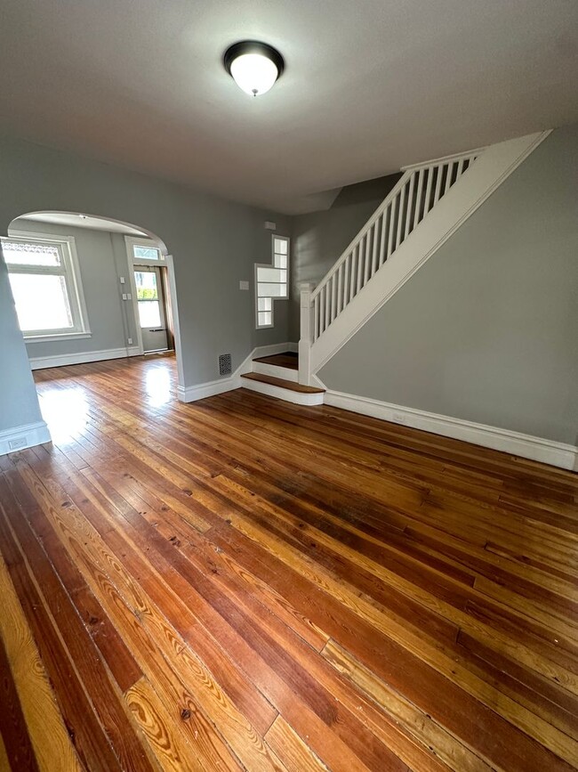 Building Photo - Recently renovated townhome in the heart o...