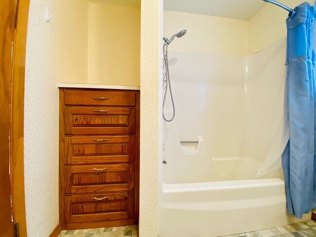Building Photo - 4663 Rosewood Dr