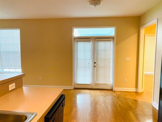 Building Photo - 2111 Fernleigh Dr