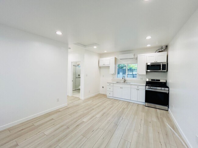 Foto del edificio - 7358 Balcom Ave