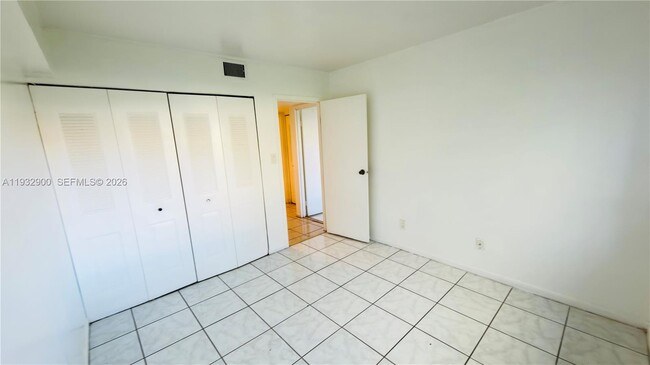 Foto del edificio - 5855 Washington St