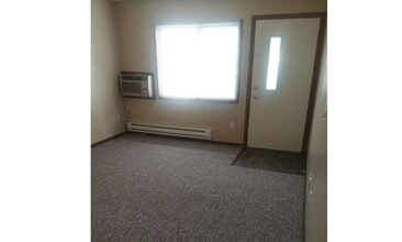 Building Photo - 858 8th St SE