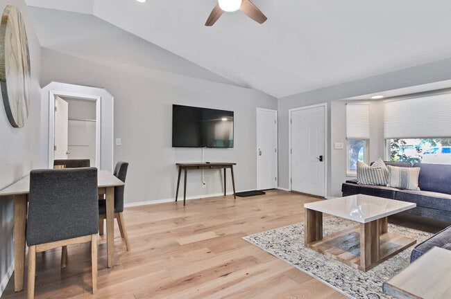 Building Photo - 925 N Stonehenge Way