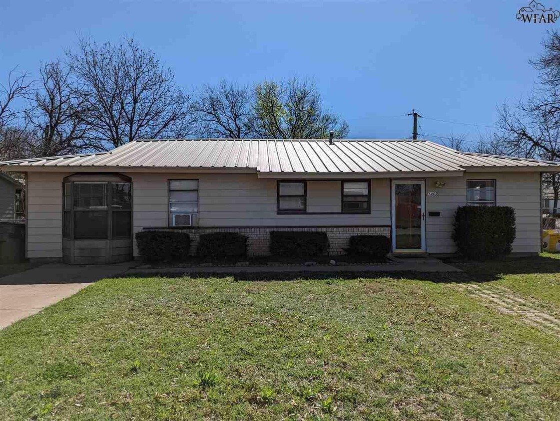 Primary Photo - 1407 Harris Ln