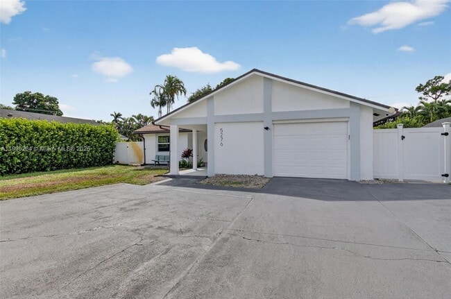 Foto del edificio - 5276 Pine Tree Dr
