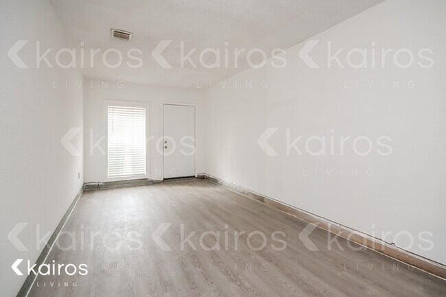 Building Photo - 304 Robbie St