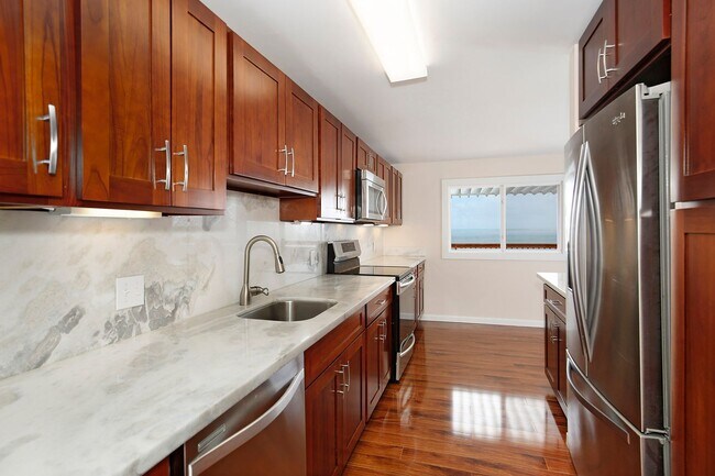 Building Photo - 4 bedroom/ 2 bath Amazing panoramic views,...