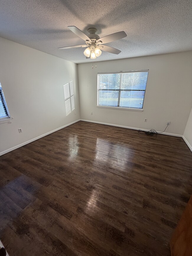 Building Photo - 817 Tanager Rd