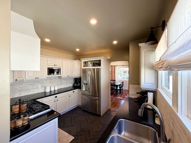 Building Photo - Furnished Santa Barbara 3 bedroom/2 bathro...