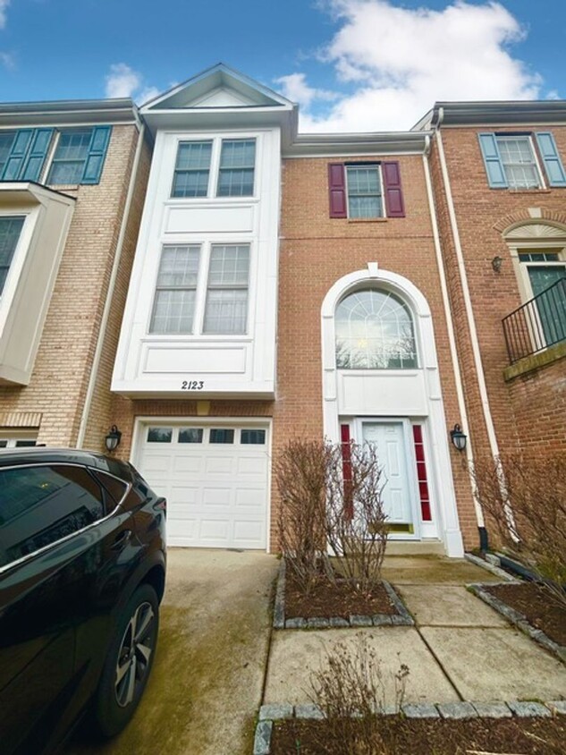 Foto principal - Beautiful Brick Townhouse in Parker Farm!