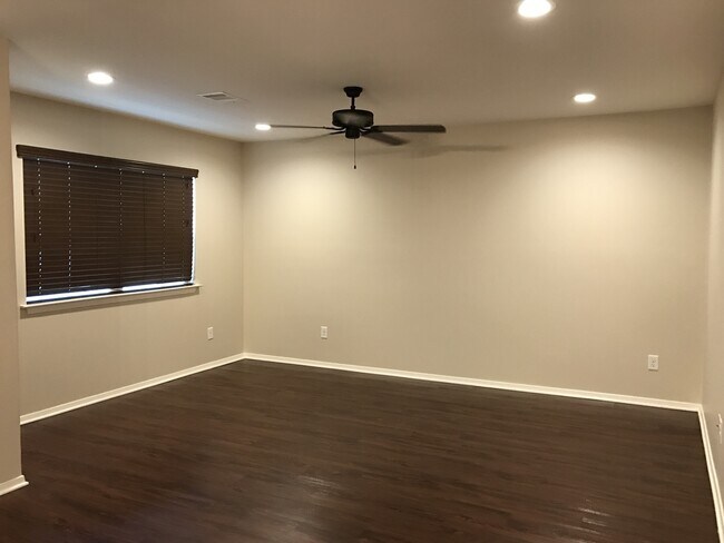 Building Photo - Renovated 2 Bedroom Home Near HEB, Target ...
