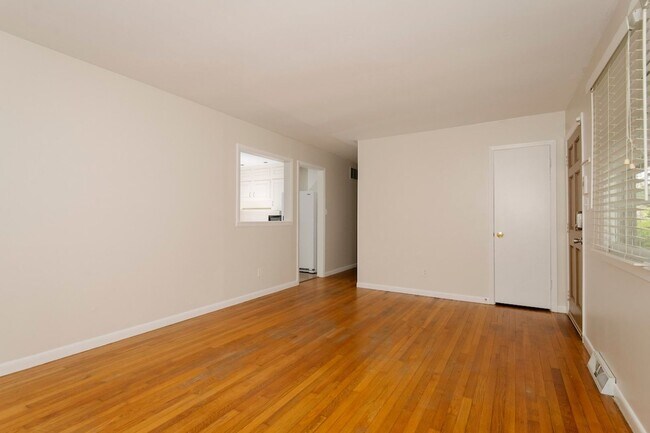 Building Photo - Available June 10! Sweet ranch home in Nor...