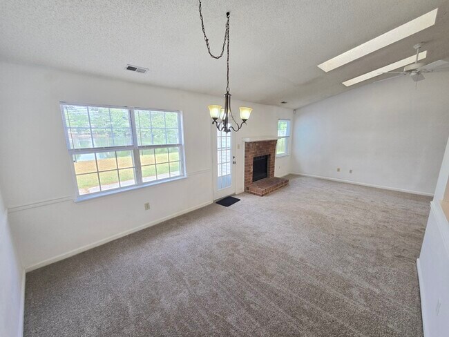 Foto del edificio - BEAUTIFUL 3-BED, 2-BATH HOME ON THE LAKE I...