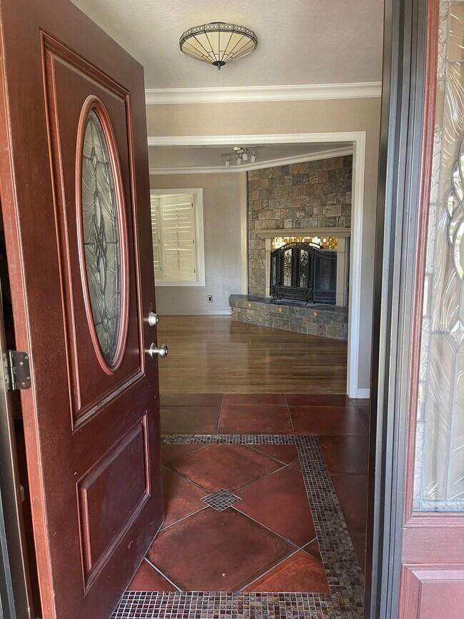 Entryway Front Door - 1510 Cameron Way