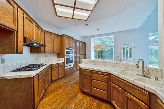Foto del edificio - Updated 3 Bedroom Home with 3-Car Garage i...