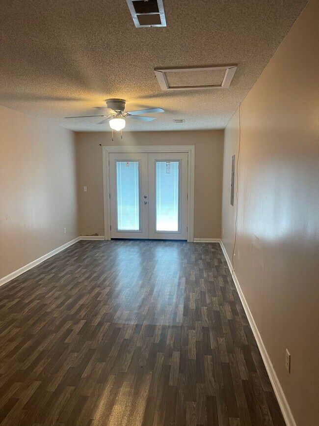 Building Photo - 3 bed plus bonus room!