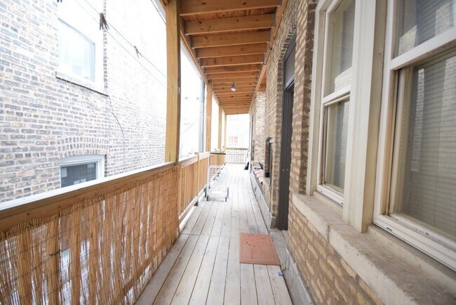 Foto del edificio - 3458 W Irving Park Rd