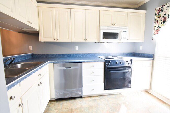 Building Photo - COMING SOON!! 3 Bedroom 1.5 Bathroom Townhome- Pets Considered