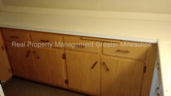 Foto del edificio - One Bedroom Upper with Heat & Water Included
